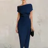 Ropa nueva para mujer transfronteriza europea y americana 2026: vestido de trabajo elegante y sofisticado con cintura entallada, diseño de un solo hombro, abertura y pliegues