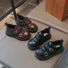Zapatos de cuero suaves para niñas con doble hebilla, mocasines retro de plataforma antideslizantes para niños, zapatos casuales versátiles de cuero suave estilo británico