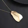 Colar Longo Cruzado Quente Geométrico Flor Vazada Amor Feminino Pingente Irregular Escovado Exagerado de Alta Qualidade