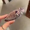 Presilha de Cabelo com Strass Pérola e Fio Roxo, Luxo Leve, Presilha Suave e Elegante para Mechas Laterais, Acessório de Cabelo
