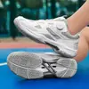 Zapatillas de Bádminton 2025 Modelo Nuevo Ligeras Antideslizantes Resistentes al Desgaste Amortiguadoras Zapatillas Deportivas para Hombre Entrenamiento Zapatillas de Tenis Venta al por Mayor Blanco Gris Ninguno
