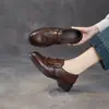Mocassins femininos de couro de primeira camada, sapatos de couro pequenos estilo britânico outono 2026, sapatos de salto único femininos de corte profundo, sapatos brogue