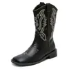 Botas de Cowboy Ocidentais para Mulheres 2024 Novas Populares de Celebridade da Internet Sola Rasteira Bordadas Botas Curtas de Cavaleiro Bico Quadrado Salto Grosso