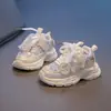 Tênis infantis para primavera e outono de 2026, novos sapatos infantis de primavera e outono com solas macias, tênis estilo "dad shoes" para crianças maiores, sapatos casuais para bebês meninas