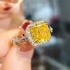Collar Rojo Chino de Diamante de Alto Carbono Importado de Lujo Ligero Estilo Francés con Corte Flor de Hielo Anillo de Diamante Amarillo Bolsa Cuadrada Set Caibao para Mujer