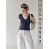 Camiseta de manga corta simple con cuello en V estilo Old Money para mujer, Verano 2026, Corte ajustado, Adelgazante, Top corto para anudar