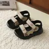 Sandálias Esportivas Infantis Respiráveis com Velcro para Primavera e Verão de 2026, Sapatos Casuais de Praia Modernos e Confortáveis para Meninos e Meninas