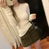 Blusa de tricô justa de manga comprida com fio core para outono e inverno, macia e confortável, adequada para usar em camadas ou como peça externa, para atacado.