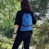 Esta mochila casual y elegante cuenta con cierre de cordón y es adecuada para deportes, viajes y uso diario.
