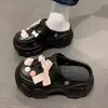 Zuecos de diseño floral con suela gruesa para mujer, sandalias de punta cerrada, nuevas de moda de verano antideslizantes 2026 estilo playa con aumento de altura