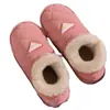 Zapatillas de algodón impermeables estilo nuevo 2026 para mujer, adecuadas tanto para usar en interiores como en exteriores en otoño e invierno, con suelas gruesas y forro de felpa para abrigar.