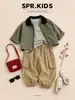 Jaqueta infantil color-block retrô, conjunto de camiseta estampada de duas peças e calça de trabalho casual - um conjunto estiloso de três peças para crianças