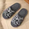 Chinelos de Pelúcia com Estampa de Leopardo para Uso Externo, Nova Moda Outono e Inverno, Chinelos de Algodão Quente com Solado Grosso para Casa para Mulheres