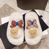 Pantuflas de niña dulce, pantuflas Mao Mao cálidas de invierno para mujer en stock, pantuflas de felpa con plataforma para amantes de los osos de dibujos animados.