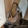 Bolsa de Hombro Grande de Lona con Estampado de Leopardo Retro Japonés Coreano de Alta Gama para Mujer Otoño Nueva Colección Tote de Mano