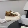 Nueva colección de otoño de zapatillas que aumentan la altura para mujeres bajitas, zapatos deportivos casuales versátiles y cómodos con suelas gruesas y puntera ancha, estilo 2026