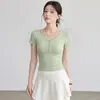 Estilo Verão 2026 Nova Camiseta de Yoga para Corrida Esportiva Pilates Fitness Botões Decote V Pequeno Roupa de Yoga para Mulheres