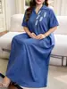 Roupas Femininas Plus Size Transfronteiriças: Vestido Longo Azul Bordado com Gola Reversível, Decote V, Mangas Curtas Largas e Silhueta Evasê