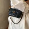 Bolso de hombro con patrón de rombos de malla de cadena 2026, versátil, ligero, de nicho, cuero encerado al aceite, bolso cruzado para el día a día, nuevo estilo de moda