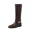 Botas de montaria de couro legítimo com fivela de metal estilo britânico, inverno 2026, cano alto, salto baixo grosso, bico redondo, para mulheres