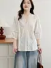 Camisa de renda com retalhos e decote V vazado, elegante, moderna, versátil, requintada, estilosa, essencial para sessões de fotos, camiseta única e bonita