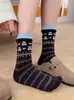 2026 Principios de Otoño Color Café Rayas Oso de Dibujos Animados Letras Rayadas Moda Simple Calcetines de Media Pantorrilla Calcetines Holgados