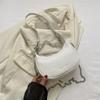 Bolso pequeño con cadena de estilo occidental simple de color sólido para mujer, otoño e invierno 2023, nuevo bolso bandolera de estilo coreano, bolso de bola de masa de moda