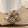 Zapatillas de casa de algodón gruesas de tacón alto 2026 superventas lindas y versátiles con diseño de oso, zapatillas peludas de velcro de moda para mujer