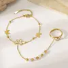 Pulsera de Perlas Mariposa de Gama Alta de Nicho Europeo y Americano con Cadena de Muñeca Integrada de Acero Inoxidable Chapado en Oro de 18K con Trébol de Cuatro Hojas