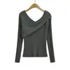 T406-26 Otoño Retro Suave Irregular Cruzado Hombro Descubierto Hombro Inclinado Cuello en V Ajustado Camiseta de Punto Base Capa Base