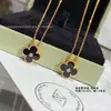 Collar de Trébol de Cuatro Hojas para Mujer, Gruesamente Chapado en Oro Rosa de 18 Quilates, No se Desvanece, Lujo Ligero, Nicho, Versátil, Sensación de Alta Gama, Cadena para Clavícula de Nácar