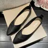 Zapatos planos, cómodos y casuales sin cordones, una nueva tendencia de moda para la primavera y el verano de 2026, con punta fina y una abertura poco profunda.
