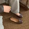 Sapatos de Pele de Ovelha com Boca Rasa Femininos Sapatos Baixos Estilo Novo Primavera e Outono Couro Integral Bico Redondo Couro Plano Cano Baixo Sapatos de Vovó