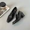 2026 Novos Mocassins Quadrados Retro com Salto Grosso Estilo Britânico Feminino Couro Macio Brilhante Sapatos Pequenos de Couro Versáteis para o Trabalho