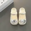 Pantuflas Cerradas Brillantes de Cuero Decoradas con Flores para Mujer, Estilo Princesa de Moda de Verano, Pantuflas Antideslizantes para el Hogar para Niñas, Sandalias Cerradas de Color Sólido