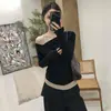 Elegante camiseta de manga larga para mujer, estilo dos piezas falso, de un hombro y hombros descubiertos, nuevo modelo de principios de primavera, corte ajustado, versátil y adecuada para usar en capas
