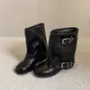 2026 Novas Botas de Moda com Fivela de Personalidade Salto Bloco Botas de Cano Longo para Calças Botas Curtas Versáteis Emagrecedoras para Panturrilha Larga Feminina Botas de Couro