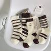 Meias femininas mid-panturrilha Four Seasons padrão vertical emagrecimento ins versáteis de alta aparência Mori campus letras outono e inverno meias da moda