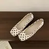 Primer Encuentro con los Zapatos de Salón Bajos de Cuña Blanca con Puntos Blancos Estilo Francés para Mujer, Modelo Nuevo para Principios de Primavera 2026, Punta Cuadrada Plateada