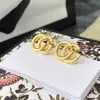 Precio de fábrica al por mayor comercio exterior joyería de cobre elegante retro hacer viejo pendientes Doble G simples estilo INS atmosféricos pendientes de botón con letra para mujer