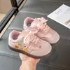 Zapatillas Dulces para Niñas Estilo 2026 Primavera/Verano Nuevos Zapatos Casuales Versátiles de Moda con Decoración Floral Zapatos de Entrenamiento Alemanes