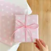 Una variedad de lindos papeles de regalo de dibujos animados para regalos navideños, materiales de embalaje para cajas de regalo, papel de regalo mixto de alta apariencia