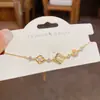 Estilo Nuevo de Verano, Moderno, Dulce y Versátil, Pulsera de Flor de Cuatro Hojas Hueca con Diamantes Completos, Lujo Ligero, Joyería Simple y de Gama Alta