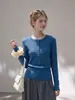 Blusa de tricô azul versátil estilo francês com gola Henley de manga longa para mulheres, moderna e retrô, com corte justo, perfeita como peça de base para o início do outono.
