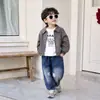 Novo Terno Casual de Veludo Cotelê de Três Peças com Jeans para Meninos Outono 2026, Fábrica de Roupas Infantis com Forro Tecido de Comércio Exterior