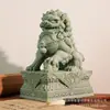 Ornamento Criativo de Leão em Arenito Verde Esculpido Estilo Chinês para Pátio, Entrada de Casa, Mesa de Trabalho, Animal de Chá e Decoração de Mesa de Chá