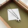 26 Modelos Nuevos de Collares de Cordón de Cuero con Cierre de Tira de Poni, Simples y Elegantes con un Toque de Lujo, Estilo de Nicho Versátil Colgante de Poni para Mujeres