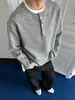Sudadera casual versátil de estilo americano para primavera y otoño, de alta calidad, con rayas, cuello Henley, imitación de dos piezas para hombre, camisa base