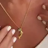 Collar para clavícula de diseño único con un toque de alta gama, collar de tiburón de playa oceánica con colgante de piedra natural, collar de moda para mujer