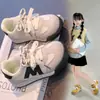 Tênis infantil 2026 primavera e outono novo modelo sapatos esportivos versáteis de sola macia para crianças tênis de treino alemão antiderrapante com estampa de letras da moda para meninos
